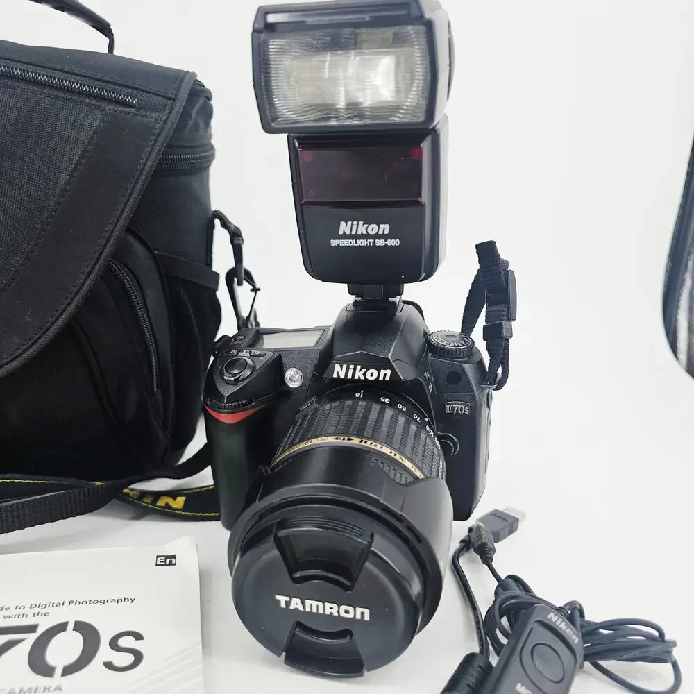 Nikon D70S 6.1MP Digital SLR Camera Kit 18-70mm Nikkor 4-5.6/70-300 TESTED
